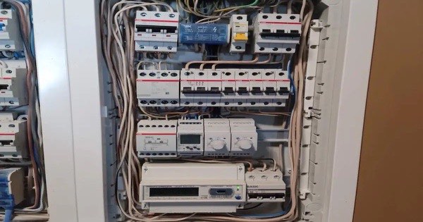 Щит автоматики котельной на тепловом насосе после монтажа — автоматы, УЗО и контроллеры